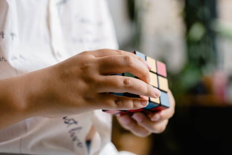 Gyerek forgat Rubik kockát