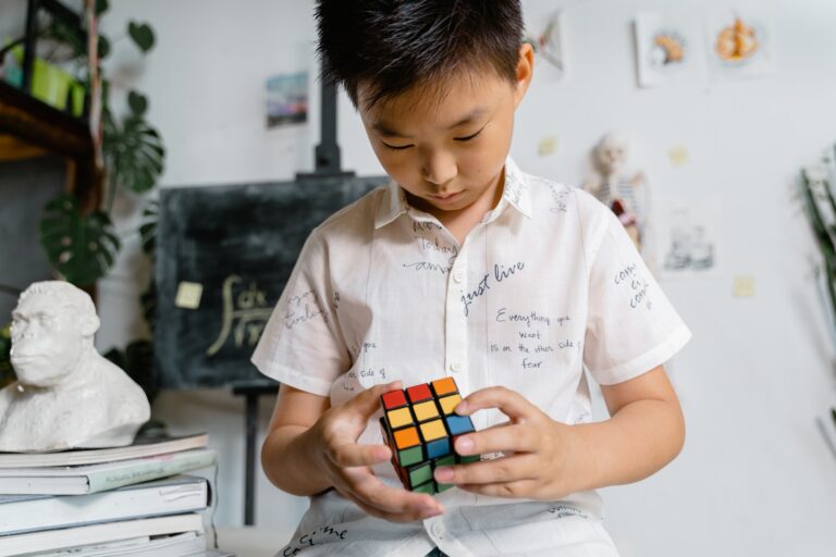 Gyerek Rubik kockát forgat