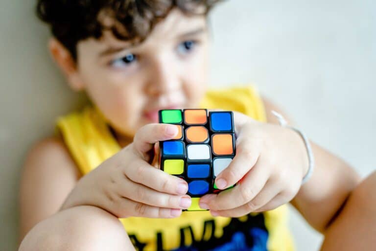 Gyerek Rubik kockával